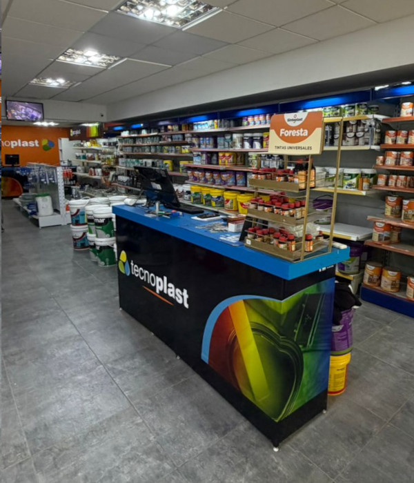 Equipo asesorando en pinturería